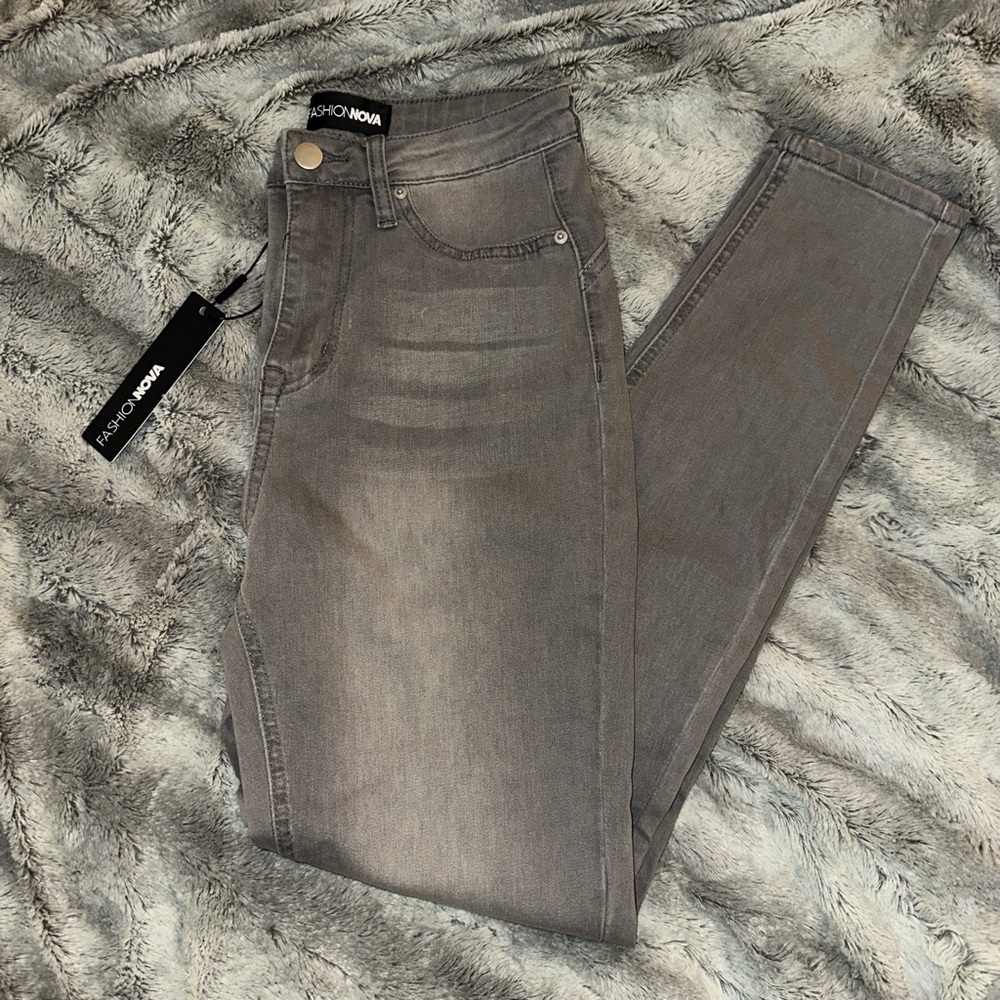 BRAND NEW women’s size 7 ‘Fashion Nova’ booty lifting grey high-waisted jeans